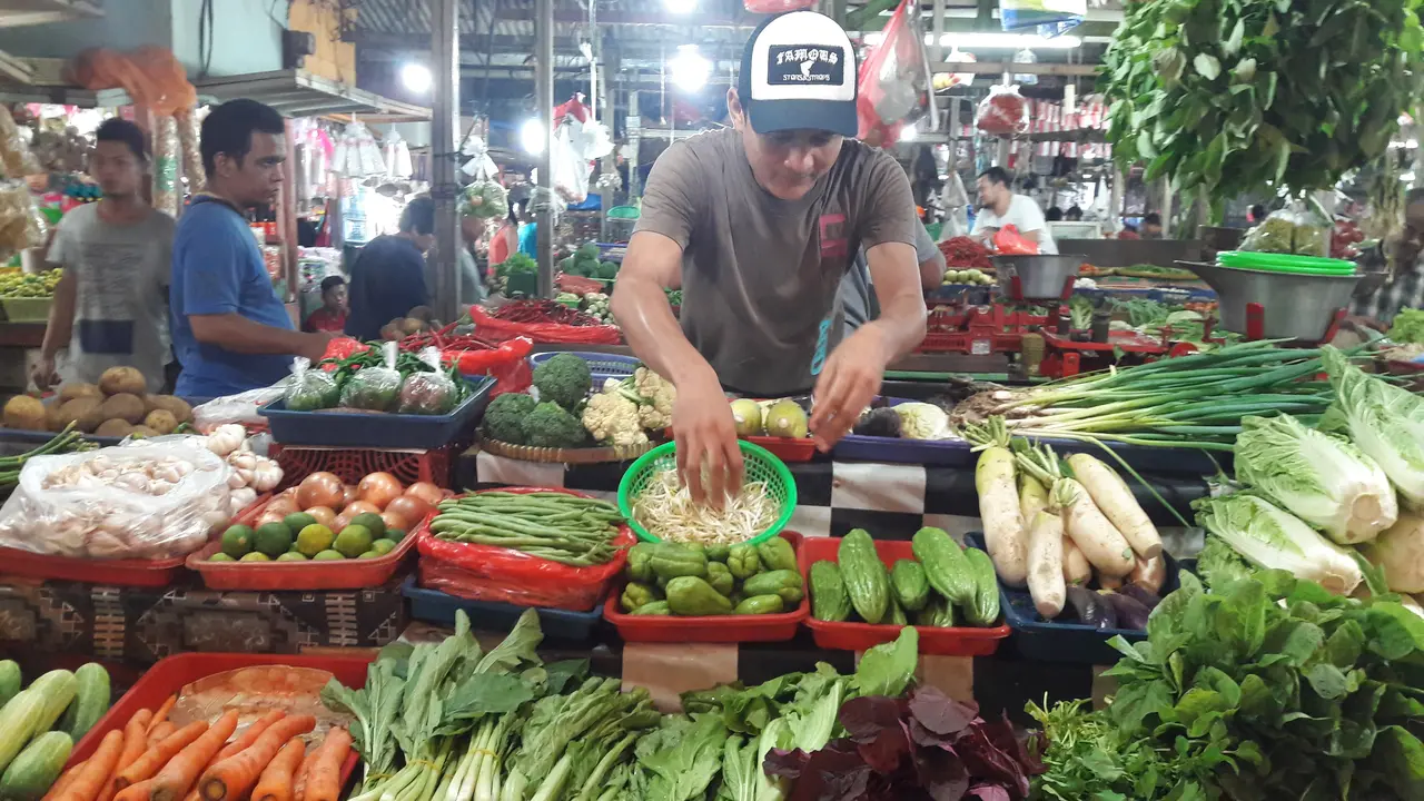 Pedagang sayur di Pasar Sumber Artha, Kota Bekasi. Liputan6.com/Bawono Yadika