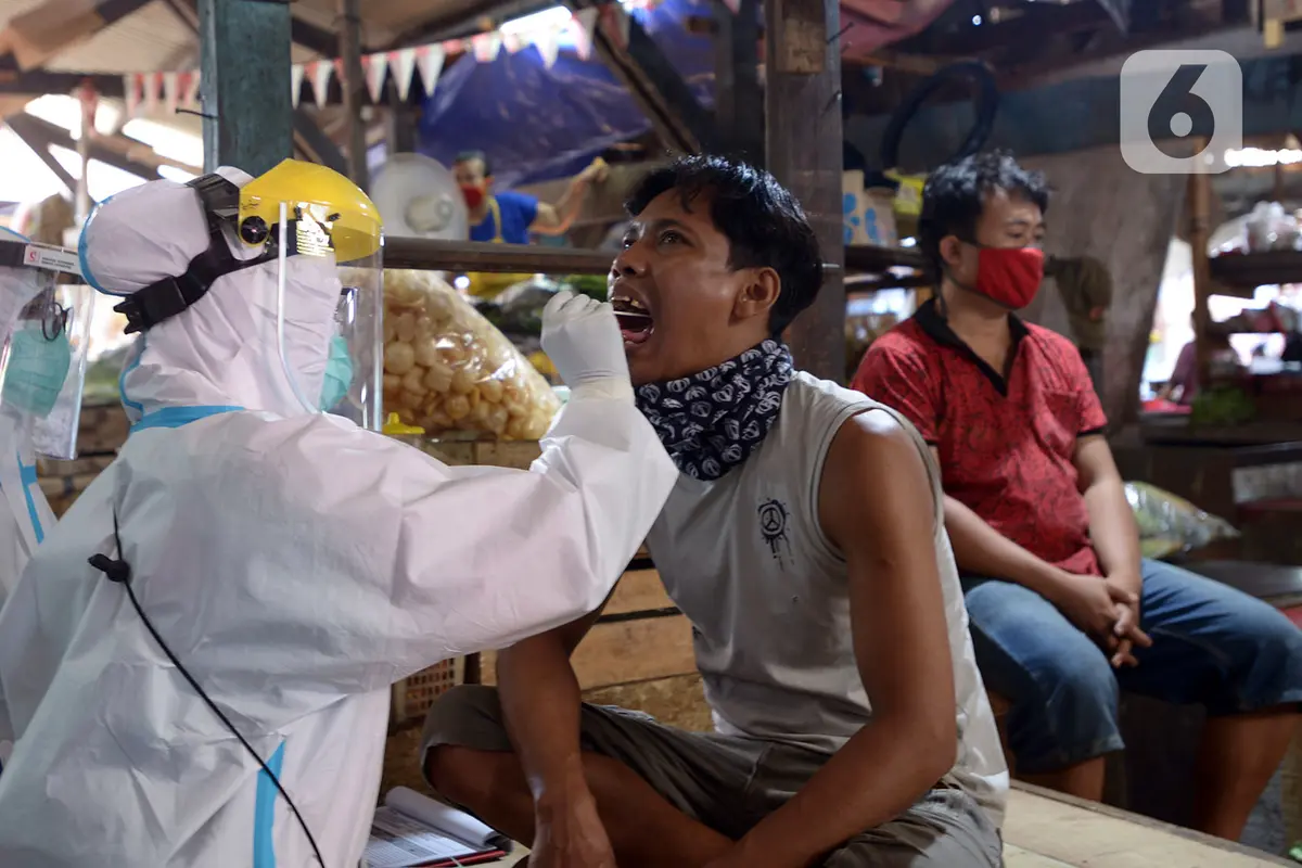 FOTO: Pedagang Pasar Thomas Jalani Tes Swab COVID-19