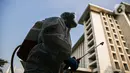 Petugas PMI Jakarta menyemprotkan cairan disinfektan di Masjid Istiqlal, Jakarta, Jumat (16/4/2021). Kegiatan tersebut dilakukan untuk memberikan rasa nyaman bagi jemaah saat menjalankan ibadah di bulan suci Ramadhan dan menghindari penyebaran COVID-19. (Liputan6.com/Faizal Fanani)