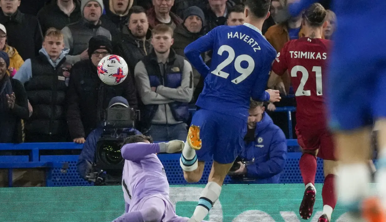 Pemain Chelsea, Kai Havertz, melepaskan tendangan saat melawan Liverpool pada laga Liga Inggris di Stadion Stamford Bridge, Rabu (5/4/2023). (AP Photo/Frank Augstein)