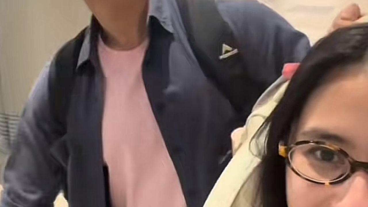 Keseruan Prilly dan Omara Saat Liburan, Rebutan Bawa Tas yang Bikin Gemas