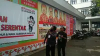 Warga Papua didepan KPU Papua. (Liputan6.com / Ktahrian Janur)