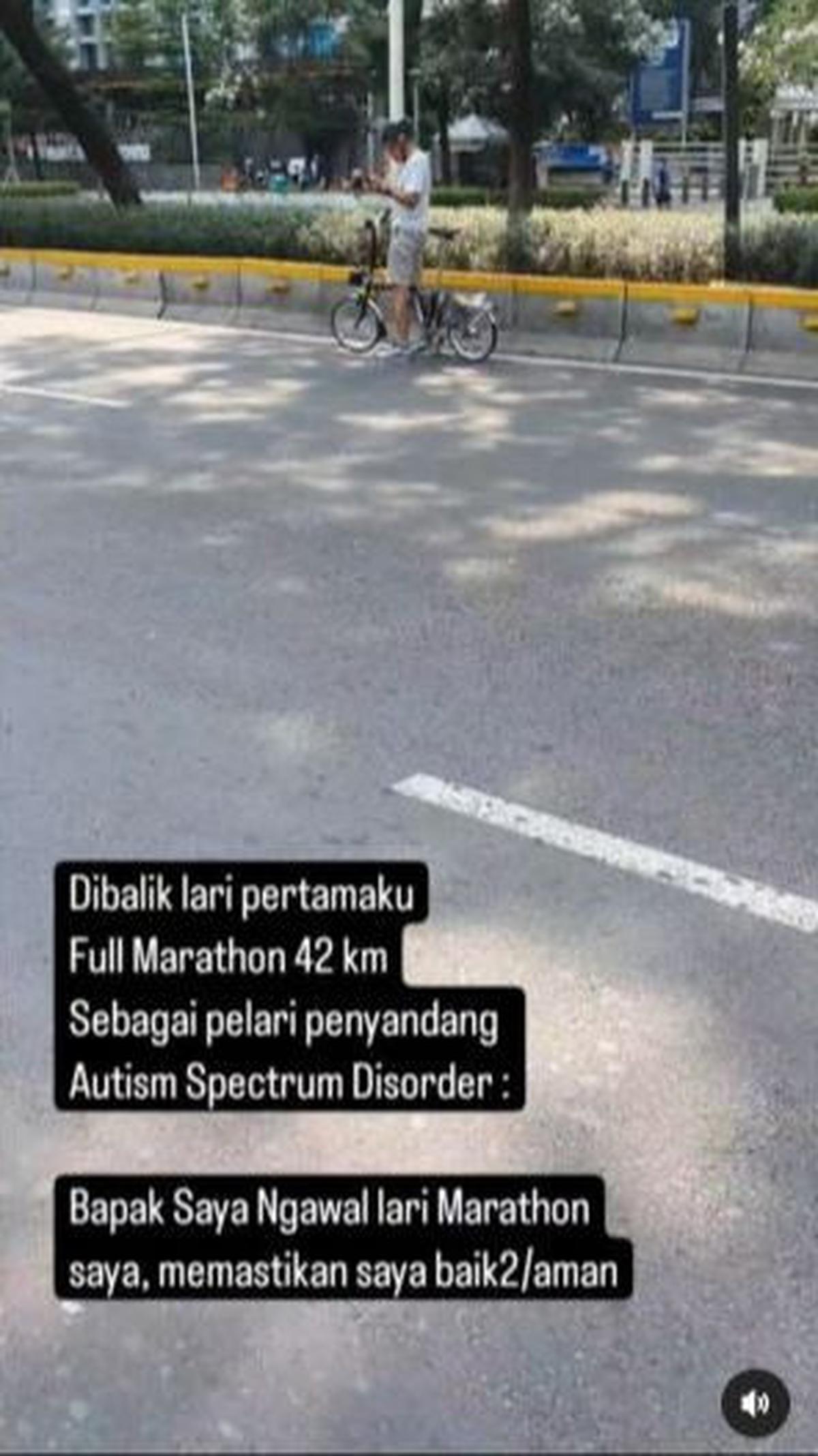 "Bapak saya ngawal lari marathon saya, memastikan saya baik2/aman," tulisnya. <br>