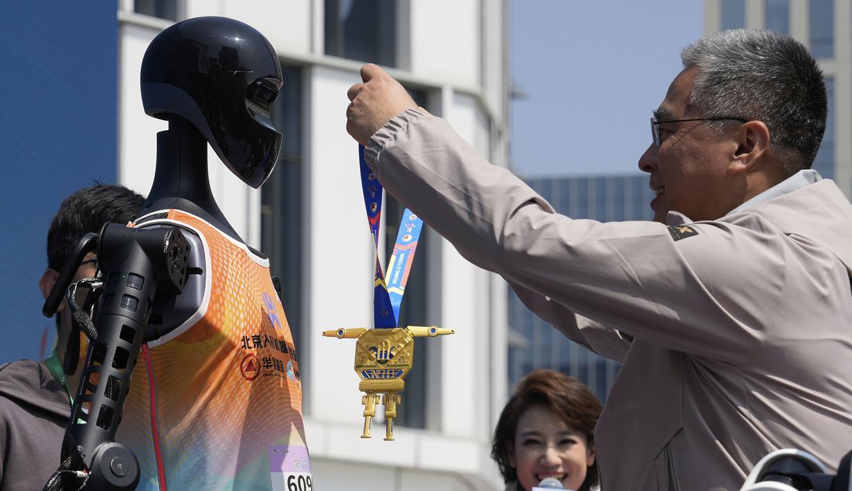 Robot humanoid Tiangong Ultra memenangkan ajang lari half marathon yang berlangsung di Beijing, China, Sabtu (19/04/2025). (AP Photo/Ng Han Guan)