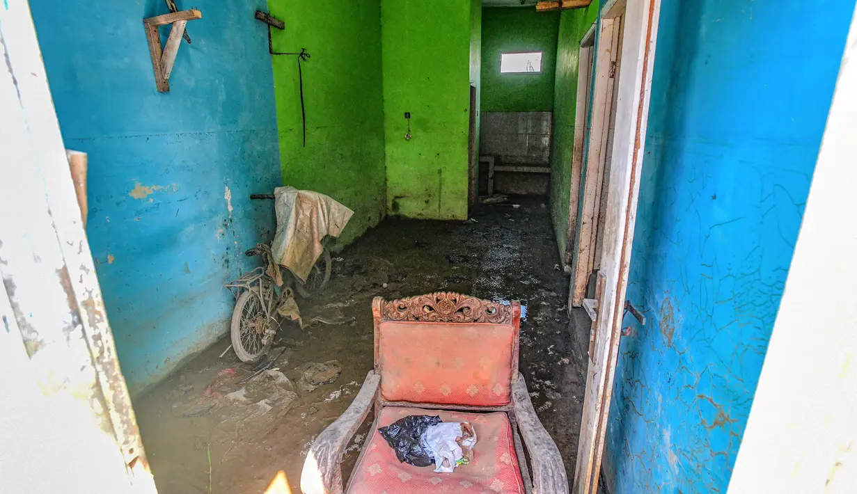 Rumah yang ditinggal pemiliknya akibat kerapkali banjir karena luapan kali Pesanggrahan yang alirannya menyempit karena longsoran sampah dari Tempat Pembuangan Akhir (TPA) Cipayung di Perumahan Griya Alif, Sawangan, Depok, Jawa Barat, Kamis (14/5/2026). (merdeka.com/Arie Basuki)