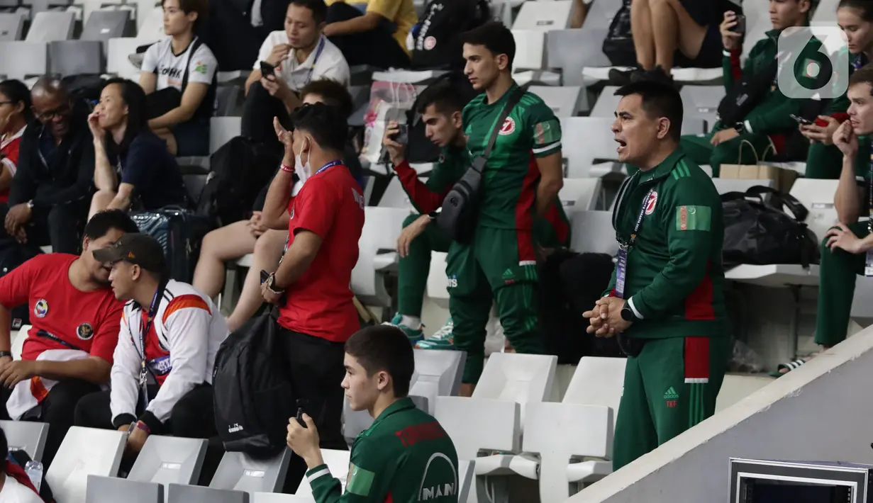 Atlet karate dari berbagai negara memberi semangat rekannya yang bertanding di Kejuaraan Karate Internasional WKF Series A 2022 di Istora Gelora Bung Karno, Jakarta, Jumat (18/11/2022). Indonesia mengirimkan 168 atlet dari klub yang berasal dari judo/klub, Pengprov FORKI, serta team nasional sebanyak 17 atlet. (Liputan6.com/Helmi Fithriansyah)