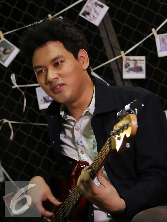 Pemain Band The Overtunes Mada saat pembuatan video klip di Jakarta, Rabu (16/12). Album The Overtunes berjudul selamanya, dijadikan official soundtrack film Ngenest Movie dengan lagu Mungkin dan Ku Ingin Kau Tahu. (Liputan6.com/Herman Zakharia)