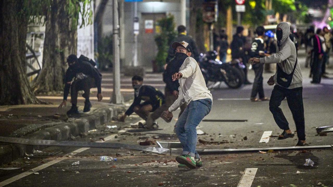 FOTO: Demo  Mahasiswa dan Warga Surabaya Berakhir Ricuh