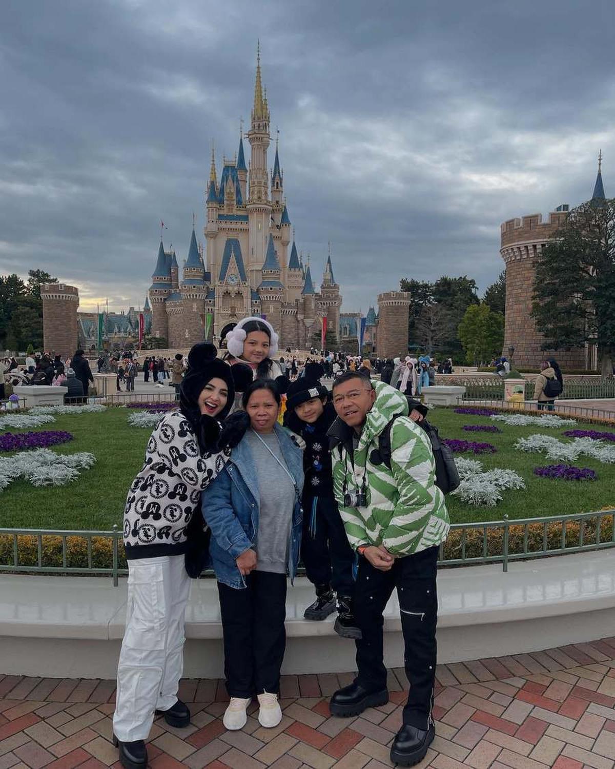 Setia Kepada Anang & Ashanty, 8 Potret Suwarsiha Baby Sitter Arsy Bahagia Ikut Liburan di Jepang,