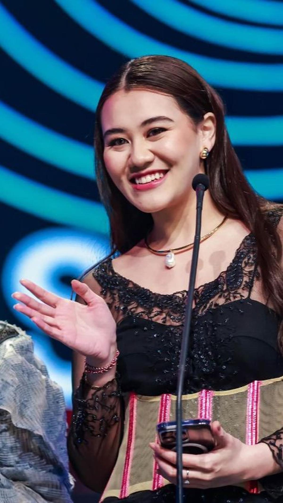 Fuji hadir dengan <i>dress</i>&nbsp;berwarna merah, sedangkan Aaliyah Massaid memakai&nbsp;<i>dress</i> bermodelkan kebaya berwarna hitam.