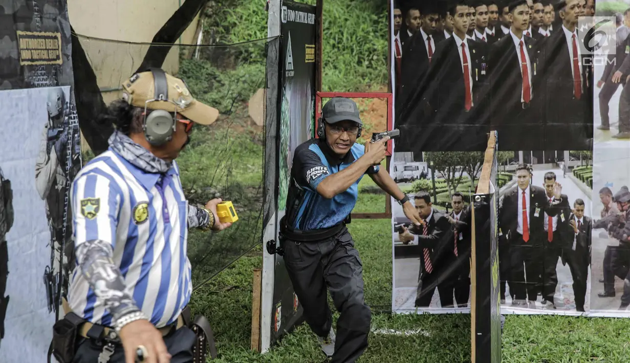 Warga sipil mengikuti kejuaraan menembak Paspampres Shooting Championship 2018 di Jakarta, Jumat (9/2). Kejuaran tersebut memperingati Hari Bhakti ke-72, Pasukan Pengamanan Presiden (Paspampres). (Liputan6.com/Faizal Fanani)