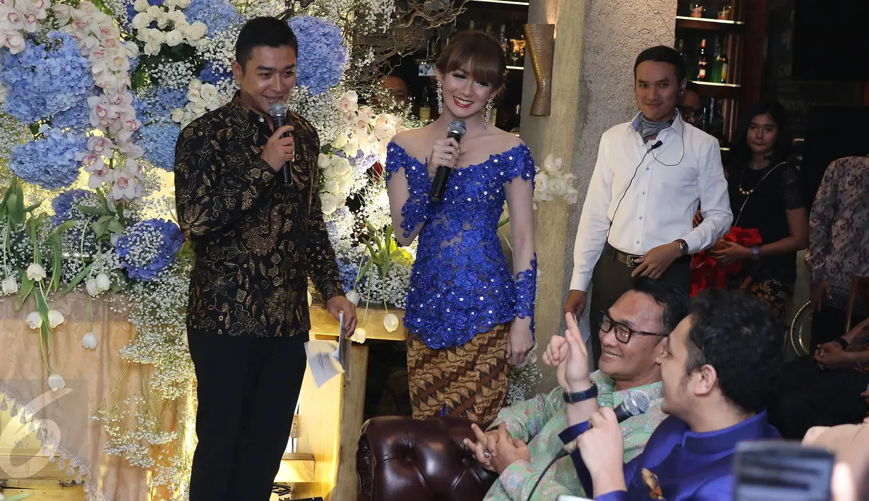 Suasana lamaran Gilang Dirga dan Adiezty Fersa di kawasan Wijaya, Jakarta, Selatan Rabu (17/08) Gilang Dirga melamar sang kekasih Adiezty Fersa, tepat di hari ulang tahunnya pada (17/08/2016). (Liputan6.com/Herman Zakharia)