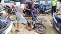 Pemuda Ini Nekat Merusak Motornya, karena Ditilang?