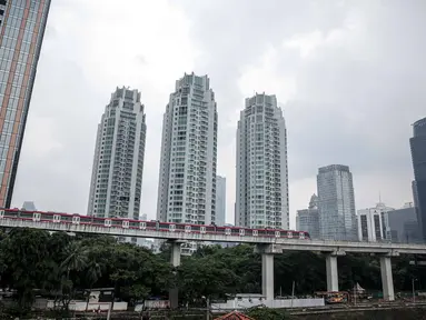 Gerbong kereta Light Rail Transit (LRT) terparkir di jalur Dukuh Atas, Jakarta, Kamis (17/2/2022). LRT Jabodebek direncanakan akan beroperasi sebagai moda transportasi umum mulai tanggal 17 Agustus 2022. (Liputan6.com/Faizal Fanani)