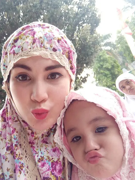 Lebih lanjut Arumi menuliskan kalau sebenarnya ia sendiri tidak tahu kunci keharmonisan keluarganya. Terpenting, ia terus menjalaninya sebaik mungkin dan selalu menghargai hal-hal terkecil. (Instagram/arumi_arumi_94)