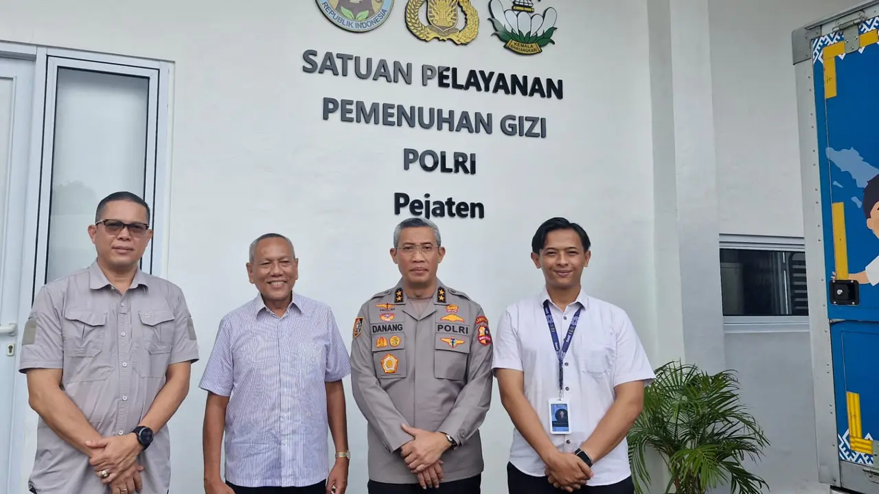 SPPG Polri Pejaten dinilai Prof. Tjandra Yoga Aditama sebagai contoh praktik terbaik dengan SOP ketat, uji keamanan pangan, dan pemberdayaan masyarakat untuk mendukung program Makan Bergizi Gratis. (Dokumentasi Pribadi)