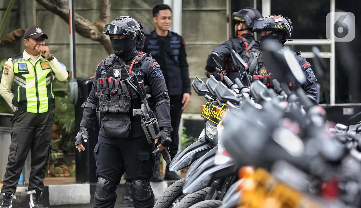 Untuk mengawal jalannya pemeriksaan Sekjen PDIP Hasto Kristiyanto, Polda Metro Jaya mengerahkan ratusan personel guna menjaga ketat gedung Merah Putih KPK. (Liputan6.com/Angga Yuniar)