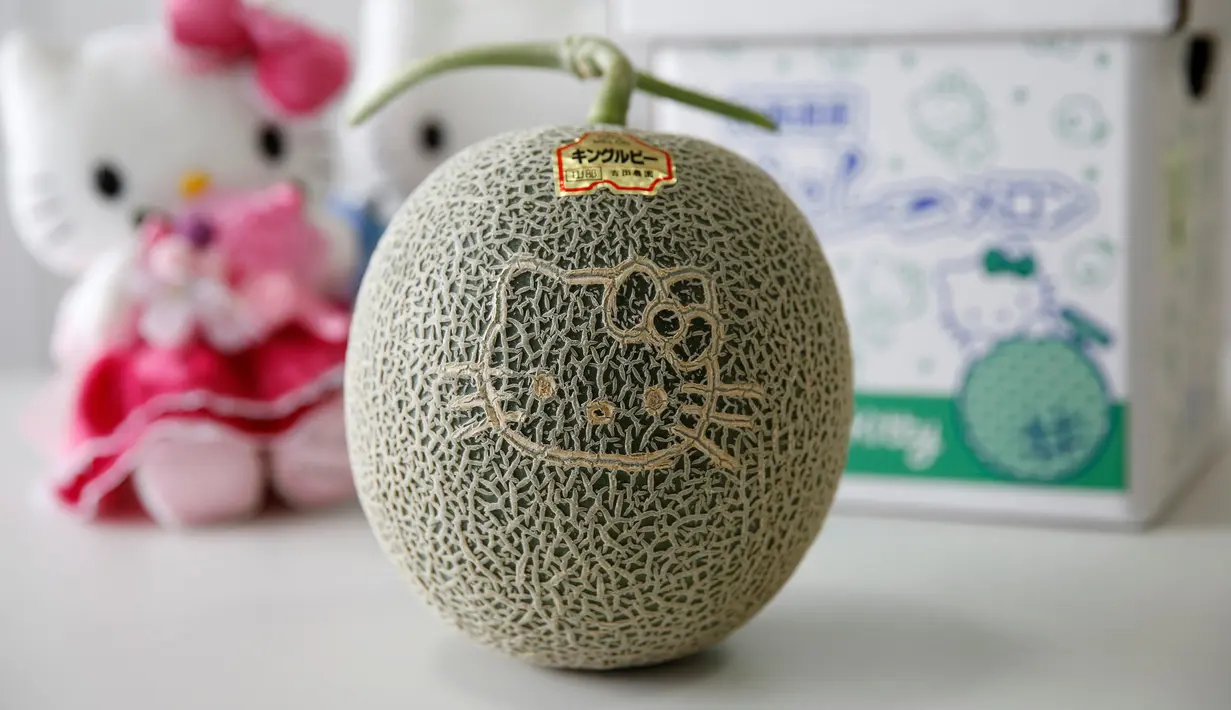 Melon bergambar Hello Kitty dipamerkan di Sanrio Co, Tokyo, Jepang, Kamis (23/6). Melon bergambar wajah Hello Kitty tersebut dijual dengan harga 5.500 yen atau sekitar Rp.687 ribu per buah.(REUTERS / Toru Hanai)