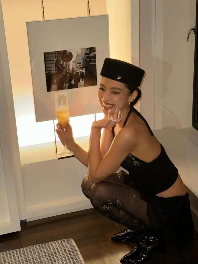 Dari Tuxedo Girl, 6 Gaya Jennie BLACKPINK Tampil dengan Sheer Top di After Party Met Gala 2025