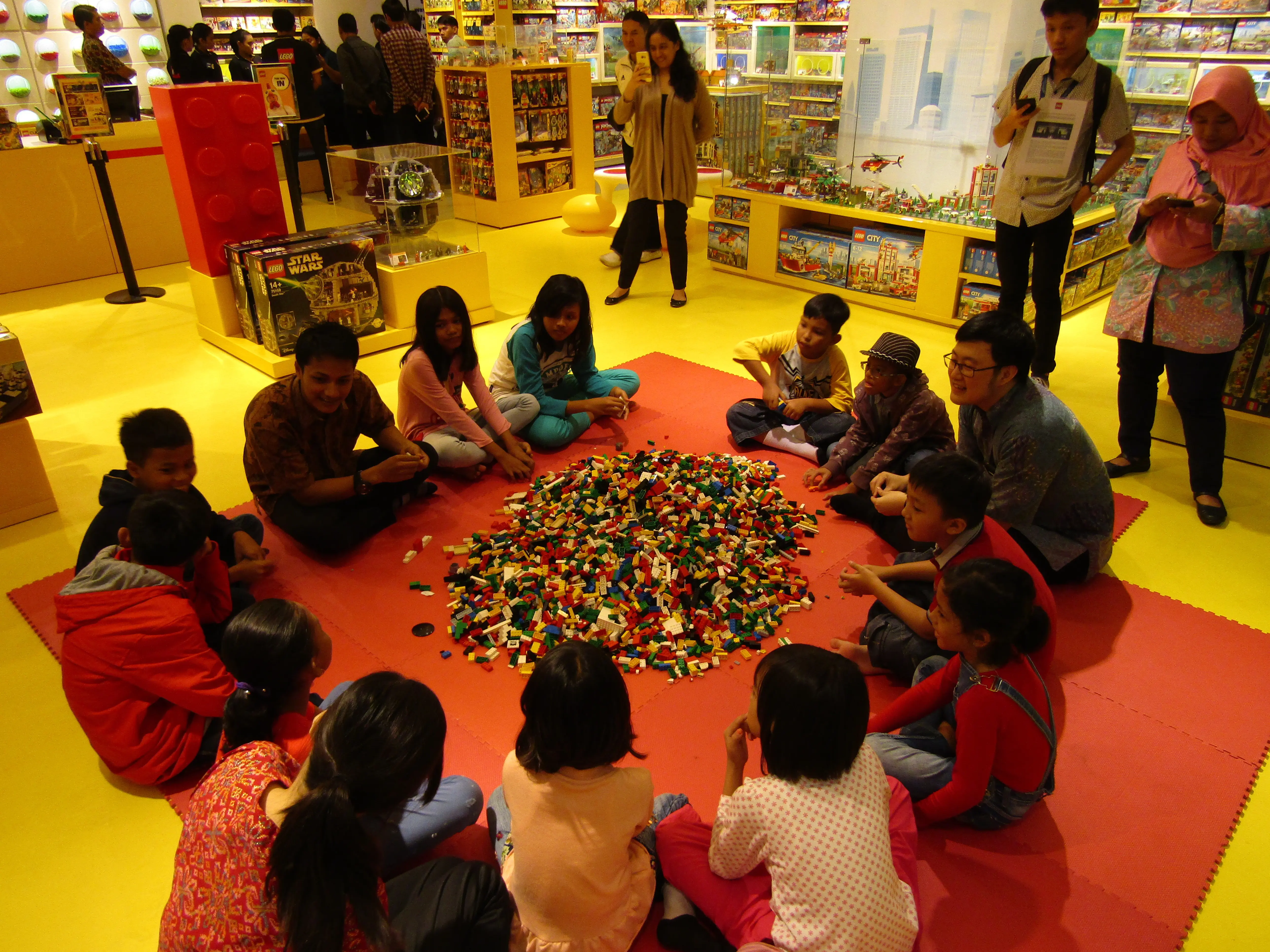 Anak-anak di acara 'Lego Build Amazing'. (Liputan6.com/Teddy Tri Setio Berty)