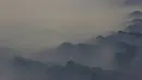 Suasana di daerah pegunungan yang diselimuti Kabut asap tebal akibat polusi udara di provinsi Hebei, Cina, 2 Januari 2017. Kabut tebal ini membuat sejumlah warga mengunakan masker saat beraktivitas. (Reuters/Jason Lee)