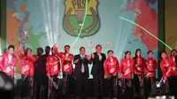Gita Wirjawan selaku Ketua PBSI merayakan HUT PBSI ke-63 di Gedung Pelatnas PBSI, Jakarta, Senin (5/5/14). (Liputan6.com/Faizal Fanani)
