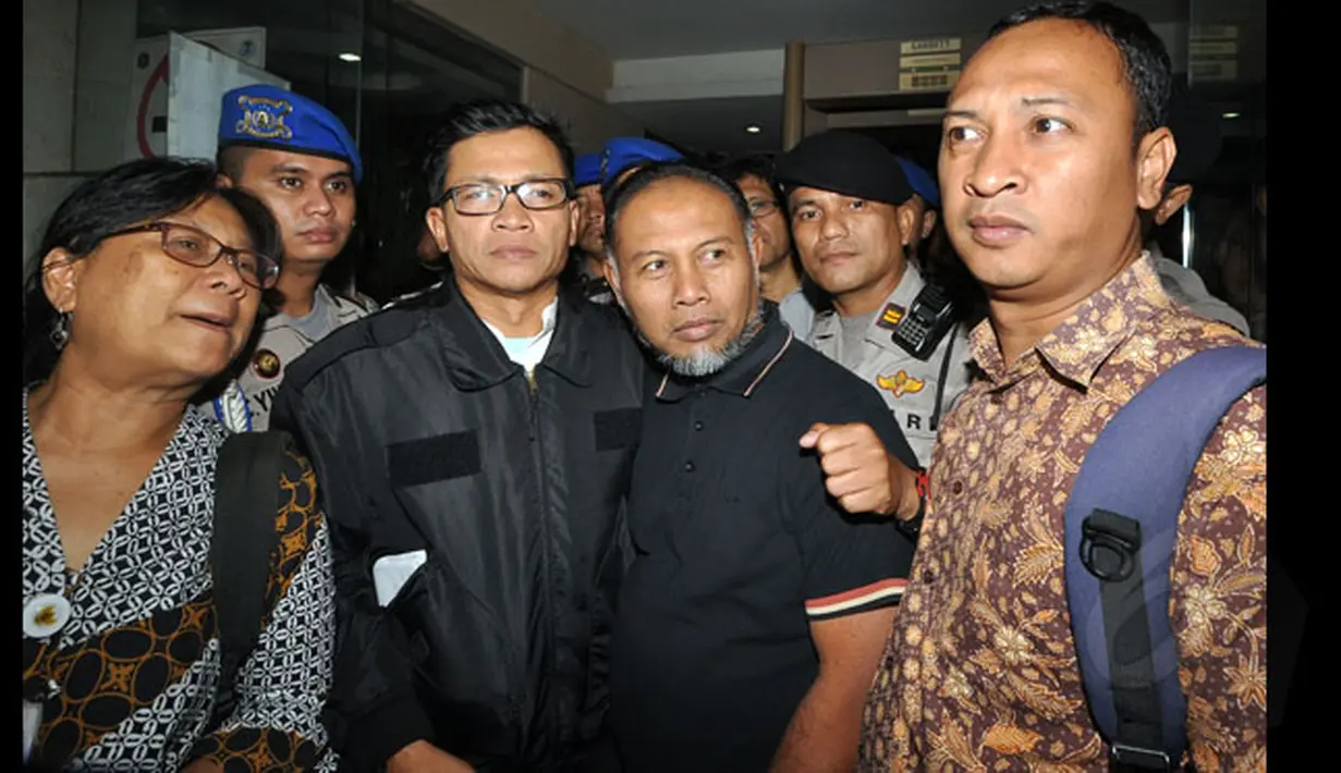 Wakil Ketua KPK, Bambang Widjojanto (tengah) keluar dari gedung Bareskrim Mabes Polri, Jakarta, Sabtu dini hari (24/1/2015). Bambang Widjojanto dibebaskan setelah mendapatkan penangguhan penahanan dirinya dari Mabes Polri. (Liputan6.com/Miftahul Hayat)