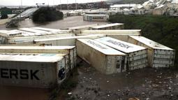 Kontainer pengiriman terbawa dan ditinggalkan dalam tumpukan campur aduk oleh banjir di Isipingo, selatan Durban, Afrika Selatan, 12 April 2022. Hujan berkepanjangan dan banjir di Provinsi KwaZulu-Natal Afrika Selatan telah merenggut puluhan nyawa, menurut pejabat setempat. (AP Photo)
