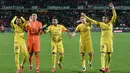 Para pemain PSG memberikan salam kepada fans usai menang atas Rennes pada laga Ligue 1 Prancis di Roazhon Park, Rennes, (16/12/2017). PSG menang 4-1. (AFP/ Jean-Francois Monier)