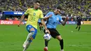 Sejak menit-menit awal pertandingan, Uruguay dan Brasil bermain terbuka. (Robyn Beck/AFP)