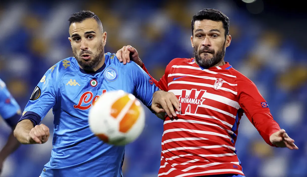 Striker Granada, Jorge Molina (kanan) berebut bola dengan bek Napoli, Nikola Maksimovic dalam laga leg kedua babak 32 Besar Liga Europa 2020/21 di Diego Armando Maradona Stadium, Kamis (25/2/2021). Granada kalah 1-2 dari Napoli. (LaPresse via AP/Alessandro Garofalo)