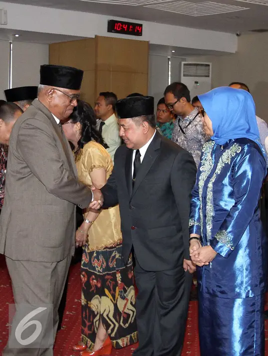 Plt Ketua KPK Taufiqurachman Ruki menyalami Kepala Biro Hukum KPK yang baru Kombes Pol Setiadi (kedua kanan) usai upacara pelantikan di gedung KPK, Jakarta, Rabu (16/9). Setiadi sebelumnya bertugas pada biro Hukum Mabes Polri. (Liputan6.com/Helmi Afandi)