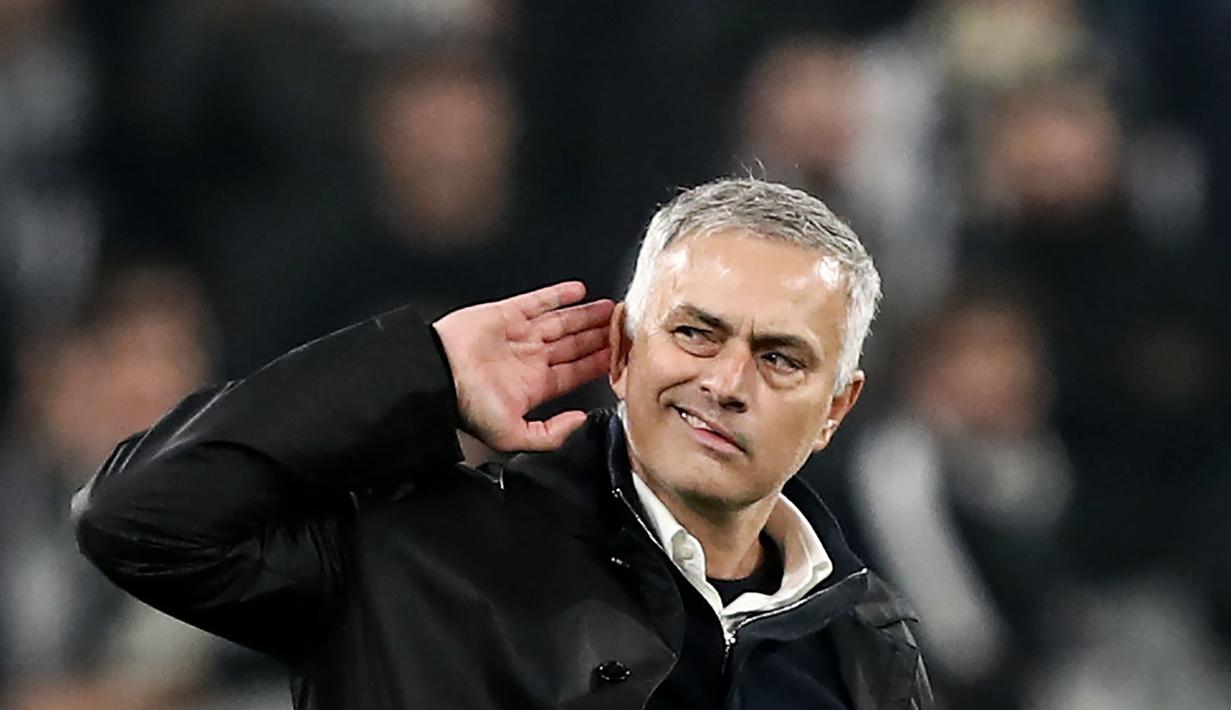 Pelatih Manchester United, Jose Mourinho, bersikap arogan usai mengalahkan Juventus usai laga Liga Champions di Stadion Allianz, Turin, Rabu (7/11), Juventus kalah 1-2 atas MU. (AFP/Marco Bertorello)