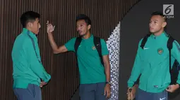 Pemain Timnas Indonesia, Bayu Pradana (tengah) berbincang dengan Hanif Abdurrauf Sjahbandi jelang keberangkatan, Tangerang, Banten, Senin (5/6). Indonesia akan melakoni laga uji coba melawan Kamboja, 8 Juni mendatang. (Liputan6.com/Helmi Fithriansyah)