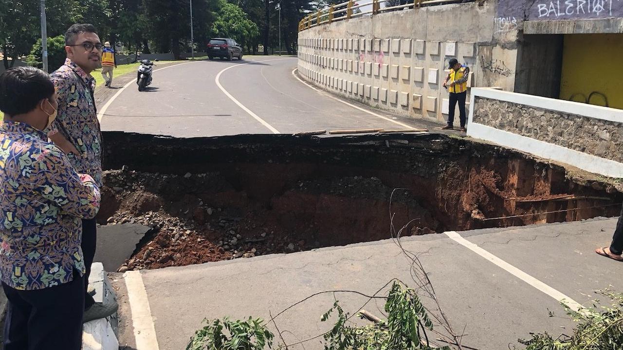 Debit Air Meningkat, Jembatan di Bekasi Amblas Sedalam Lima Meter