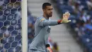 Diogo Costa. Kiper Portugal berusia 22 tahun ini menjadi andalan Porto usai dipromosikan dari Porto-B pada musim 2019/2020. Total telah bermain dalam 36 laga dengan torehan 15 clean sheet dan kebobolan 33 gol. Di level Timnas senior, ia baru melakukan debut pada 9 Oktober 2021. (AFP/Miguel Riopa)