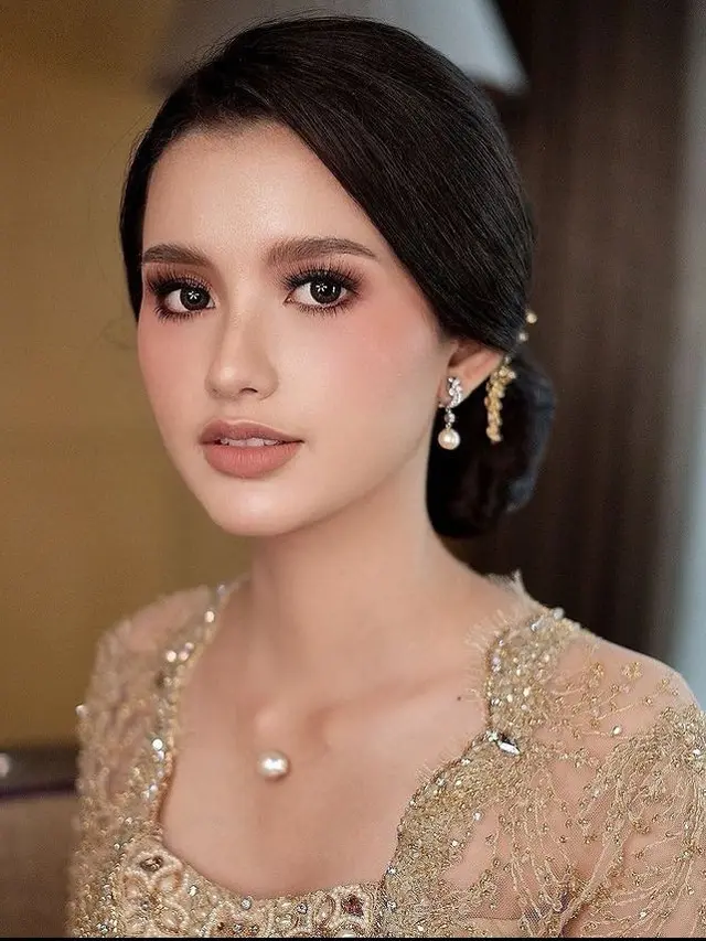 6 Potret Sarah Menzel di Acara Pernikahan Aurel Hermansyah, Pakai Kebaya Bali