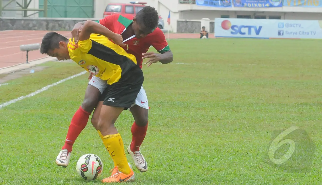 Pemain depan Timnas U-16, F Spieks Sokoy berebut bola dengan pemain Semen Padang U-16 pada laga uji coba di Stadion Singaperbangsa, Jawa Barat, Senin (9/3/2015). Timnas U-16 bermain imbang 4-4 dengan Semen Padang U-16. (Liputan6.com/Herman Zakharia)