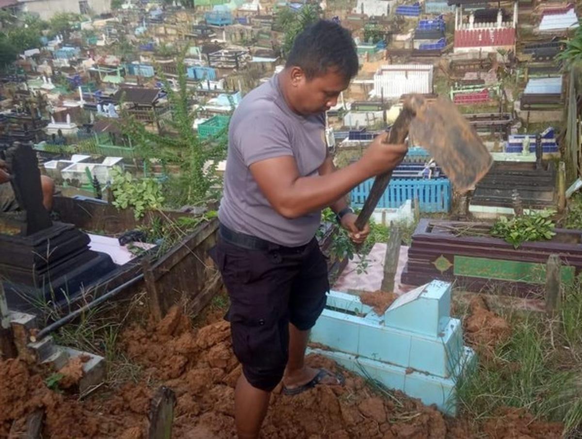 polisi jadi tukang gali kubur