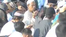 Umat muslim memanjatkan doa usai menunaikan salat Idul Fitri di kawasan Pelabuhan Sunda Kelapa, Jakarta, Rabu (5/6/2019). Umat muslim seluruh Indonesia merayakan Hari Raya Idul Fitri 1440 Hijriah setelah sebelumnya melaksanakan puasa Ramadan selama sebulan penuh. (merdeka.com/Arie Basuki)