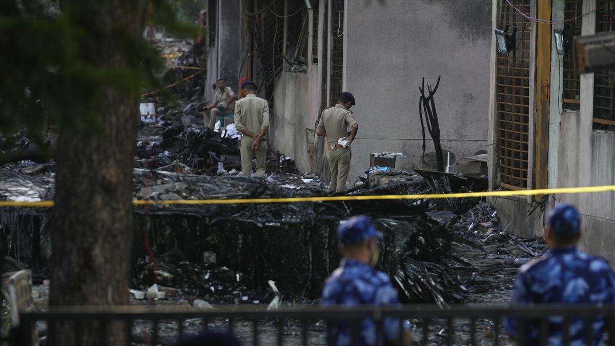 Polisi Jaga Ketat Lokasi Jatuhnya Pesawat Air India