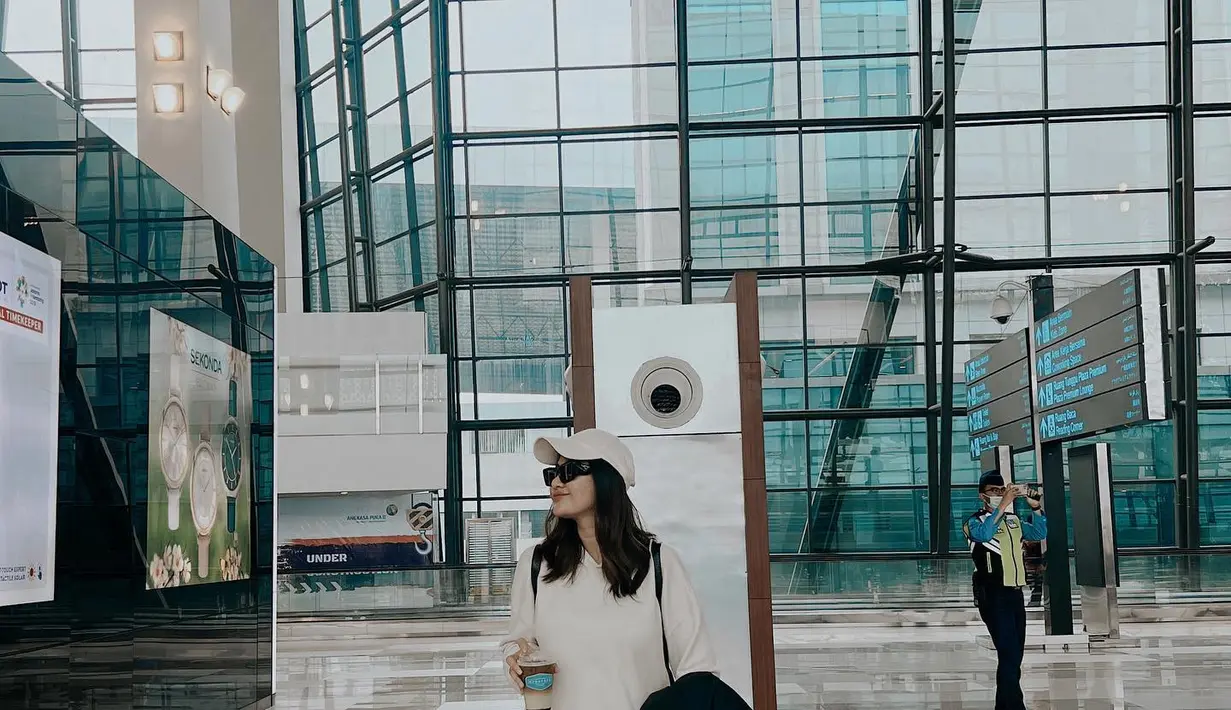 Saat coat dibuka, Camelia terlihat memakai set sweater dan sweat pants warna off-white. [Foto: @cameliaputricp]