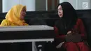 Mantan Anggota DPR Wa Ode Nurhayati (kanan) menunggu di gedung KPK untuk  pemeriksaan, Jakarta, Rabu (21/8/2019). Wa Ode diperiksa sebagai saksi kasus korupsi pengadaan proyek KTP Elektronik (E-KTP) untuk tersangka Direktur Utama PT Sandipala Arthaputra, Paulus Tannos. (merdeka.com/Dwi Narwoko)