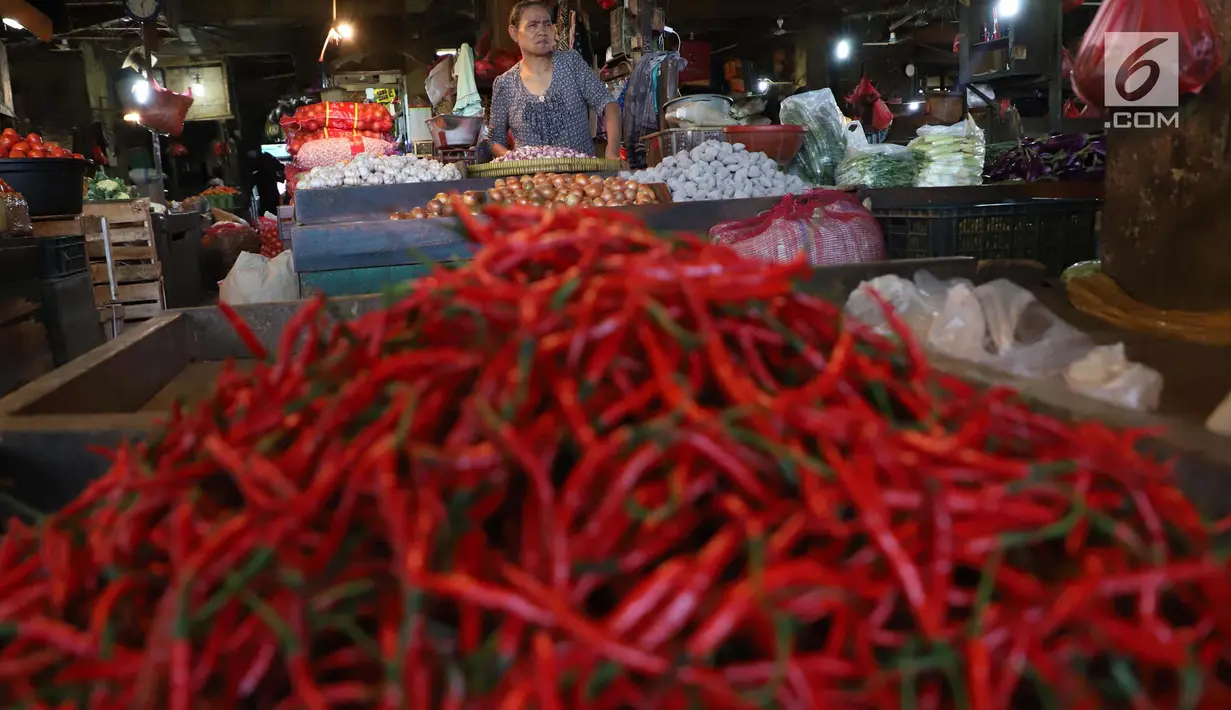 Pedagang tengah menata bawang di pasar di Jakarta, Jumat (20/4). Harga cabai dan bawang memasuki akhir pekan ini terpantau belum banyak berubah, cenderung mengalami penurunan. Pasokan yang cukup mendorong harga masih stabil. (Liputan6.com/Angga Yuniar)