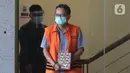 Mantan Direktur Utama PTDI, Budi Santoso (kanan) dikawal petugas jelang meninggalkan Gedung KPK Jakarta, Senin (7/9/2020). KPK memperpanjang masa penahanan Direktur Utama PTDI, Budi Santoso. (Liputan6.com/Helmi Fithriansyah)