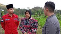 Tri Rismaharini Calon Gubernur Jatim dan Mochamad Nur Arifin Cabup Trenggalek menyaksikan hamparan tanah tegalan, yang sebelumnya tidak dapat ditanami padi, bisa lebih dari 3 kali tanam per tahun, di Desa Sukorejo, Gandusari, Trenggalek. (Istimewa)