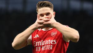 Pemain Arsenal, Viktor Gyokeres, merayakan gol kedua timnya dalam pertandingan Liga Inggris melawan Tottenham Hotspur di Emirates, Minggu (22/2/2026) malam WIB. (AP Photo/Ian Walton)