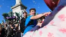 Ekspresi peserta saat mengikuti perang bantal dalam Hari Perang Bantal Sedunia (International Pillow Fight Day) 2017 di Budapest, Hongaria (1/4). Hari Perang Bantal Sedunia dirayakan tiap tanggal 6-7 di bulan April. (Tamas Kovacs / MTI via AP)