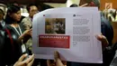 Tim kuasa hukum Setya Novanto menunjukkan meme yang beredar di internet di Direktorat Pidana Cyber Bareskrim Polri, Jakarta, Rabu (1/11). Ada sekitar 60 gambar meme yang diserahkannya kepada polisi untuk dijadikan barang bukti. (Liputan6.com/JohanTallo)
