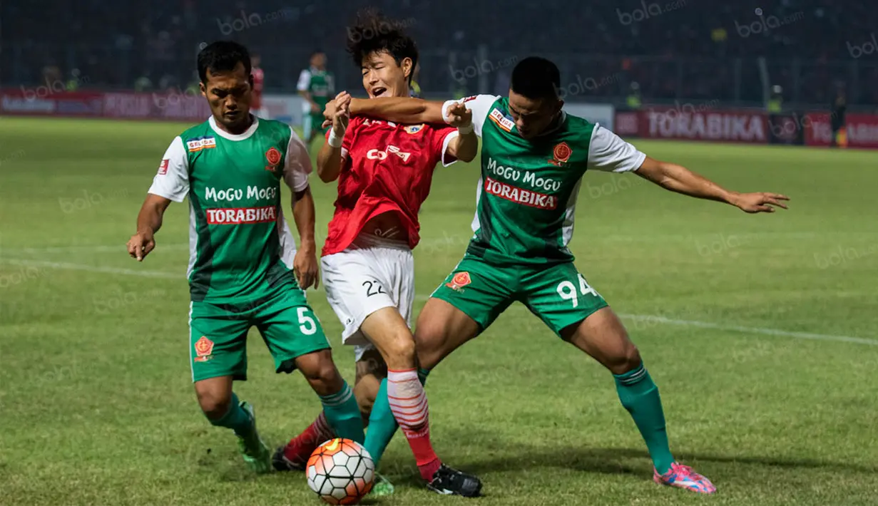 Gelandang Persija, Soon Hak Hong, berusaha melewati apitan pemain PS TNI pada laga Torabika Soccer Championship 2016 di SUGBK, Jakarta, Jumat (11/6/2016). Persija berhasil menang 1-0 atas PS TNI. (Bola.com/Vitalis Yogi Trisna)